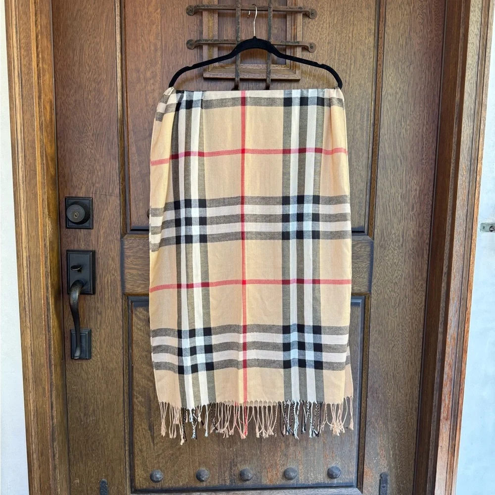 Plaid Beige an red scarf